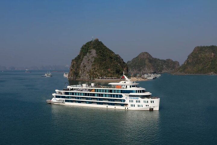 Halong Bay 1-Day Luxury Tour with Pool & Buffet Lunch from Hanoi