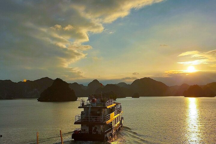 Experience the Best Lan Ha Bay Sunset Tour from Cat Ba Island