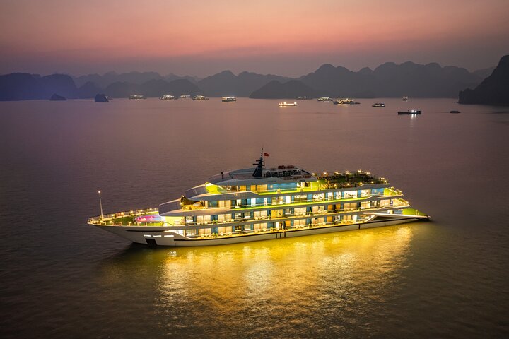 Hanoi to Lan Ha Bay: 2-Day 5-Star Cruise with Private Balcony