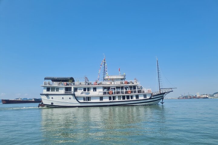 Renea Cruise Best Boutique Cruise 2 Days 1 Night in Bai Tu Long Renea Cruise Best Boutique Cruise 2 Days 1 Night in Bai Tu Long
