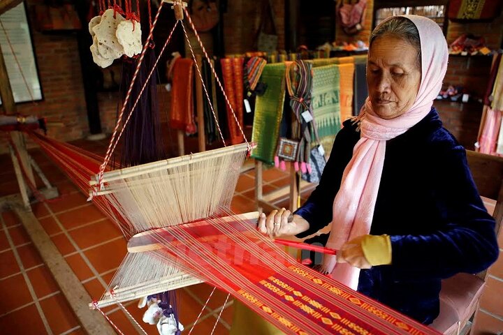 Hanoi to Van Phuc Silk & Duong Lam Ancient Village Private Tour