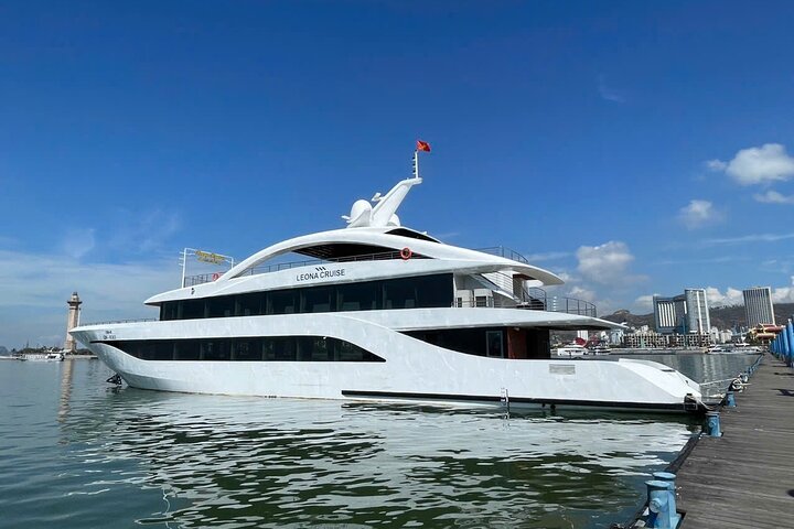 Luxury Day Cruise in Ha Long Bay – Leona 5-Star with Jacuzzi