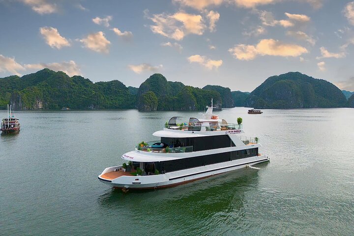 Lan Ha Bay Luxury Day Trip with Water Slide, Jacuzzi from Cat Ba