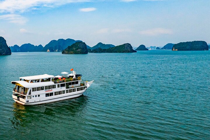 Luxury Boutique Cruise in Halong & Lan Ha Bay (2D1N) Luxury Boutique Cruise in Halong & Lan Ha Bay (2D1N)
