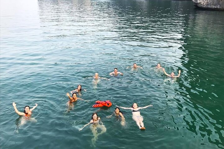 Explore Lan Ha, Halong Bay: Full-Day Boat Tour from Cat Ba Island