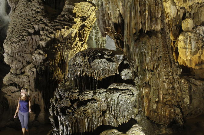 PRIVATE CAR HUE TO PHONG NHA SIGHTSEEING DMZ
