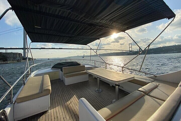 Private Bosphorus Yacht Cruise in Istanbul (2-Hour Luxury Tour)