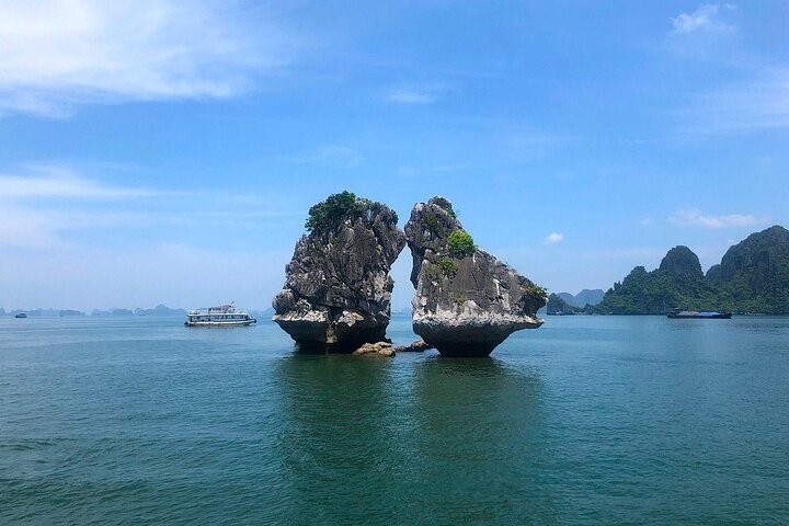 Exclusive 4-Hour Private Cruise in Hidden Gems of Halong Bay