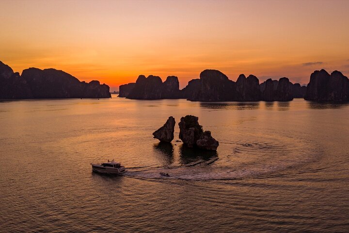 Ha Long Bay Sunset on Private Yacht with Kayaking, Swimming Ha Long Bay Sunset on Private Yacht with Kayaking, Swimming