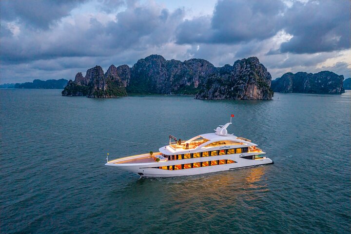 Luxury Halong Bay Day Tour from Hanoi – Buffet, Jacuzzi & Views