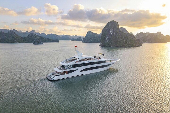 Hanoi to Halong Bay: Leona 5-Star Luxury Cruise with Tasty Lunch