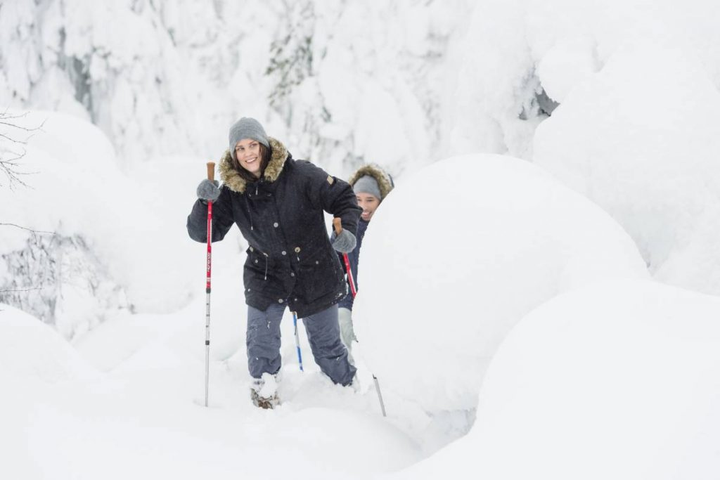 GROUP WILDERNESS LESSON WITH SNOWSHOEING FROM ROVANIEMI ENG