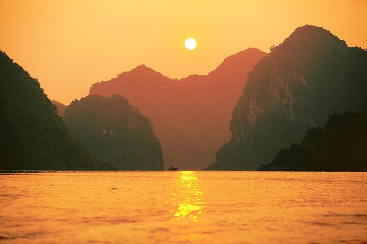 Luxury Sunset Tour visit Lan Ha Bay: Kayak, Water Slides, Jacuzzi