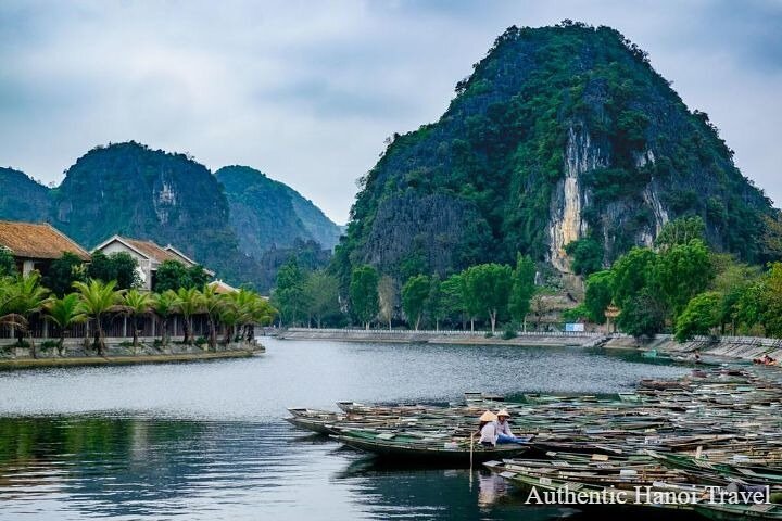 Hoa Lu Tam Coc Full Day Trip by Limousine Transfer Deluxe Group