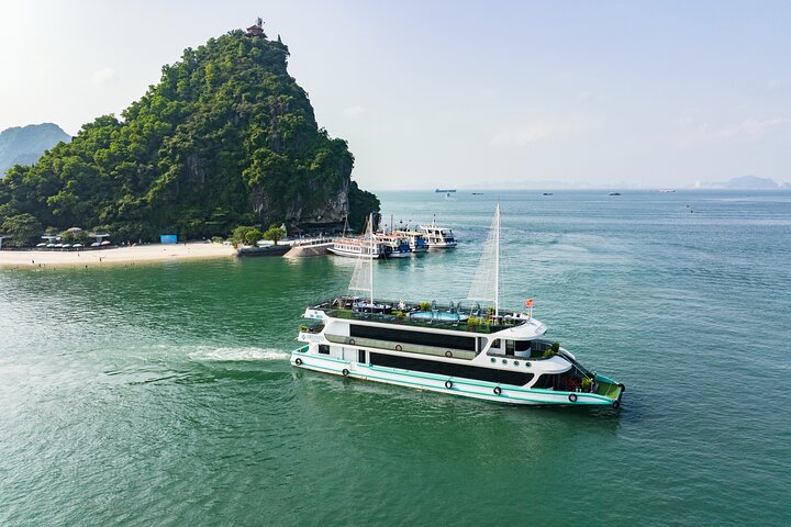 Ha Long Bay Amethyst Luxury Day Cruise with Kayak & Buffet Lunch Ha Long Bay Amethyst Luxury Day Cruise with Kayak & Buffet Lunch