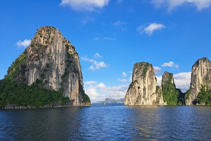 Day Trip to Bai Tu Long Bay: Uncover Hidden Gems and Explore Cave