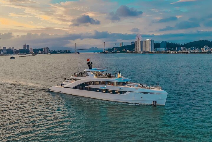 Halong City Night Tour: Sunset Views, Dining on a Luxury Yacht