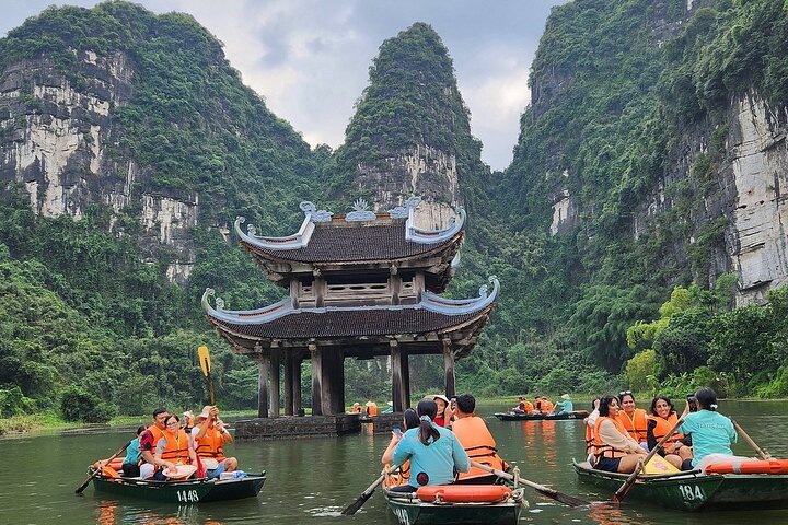 Trang An – Local Famer’s House – Cycling – Hoa Lu – Max of 9