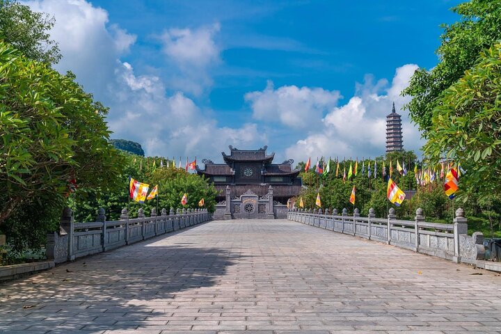 Deluxe Ninh Binh Day Tour Bai Dinh Pagoda, Trang An, Mua Caves