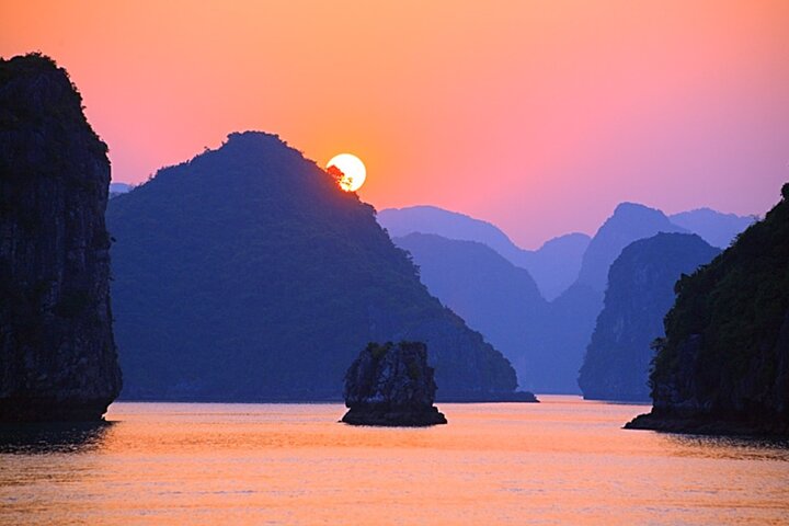 Cat Ba Island – Lan Ha Bay Sunset Tour with Kayaking and Swimming