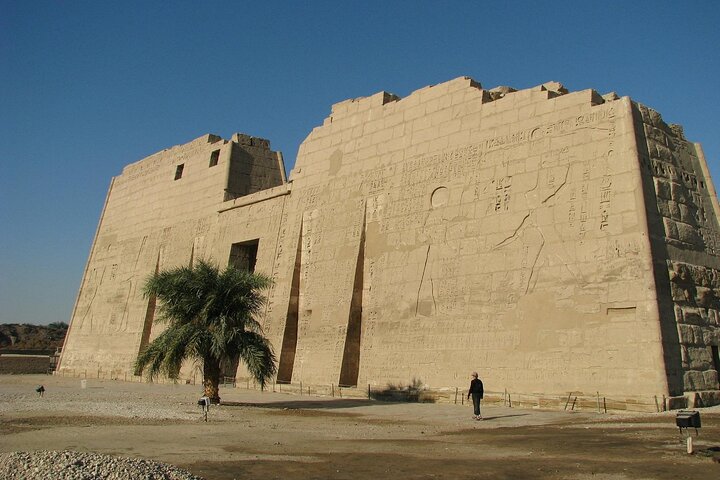 Luxor Private Tour with Guide & Tickets: Valley of Queens & Habu