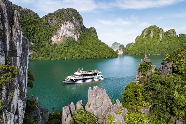 Halong Bay Luxury Cruise: Sung Sot Cave, Titop Island & Buffet