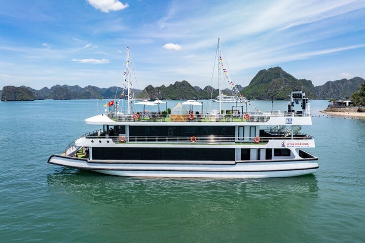 Hanoi: 5-Star Ha Long Bay Luxury Day Cruise with Caves & Island