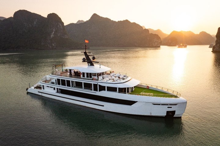 5-Star Luxury Journey in Ha Long & Lan Ha Bay from the Port