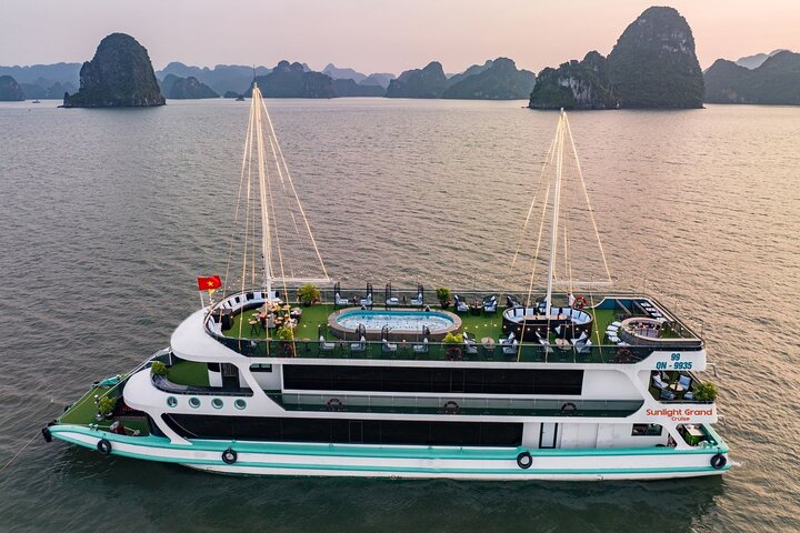 Hanoi to Ha Long Bay Luxury Day Tour with Local Cuisine