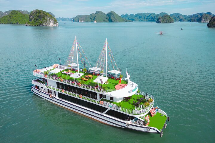 Halong Luxury Day Trip Cruise with Buffet Lunch and Jacuzzi