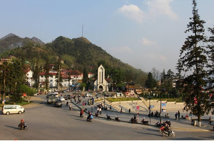 2 DAYS Sapa Trekking Tour From Hanoi By Bus – Overnight at Deluxe 4 Star Hotel