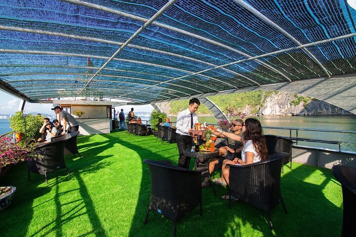 From Hanoi: Halong Bay Day Cruise With Deluxe/Luxury Options