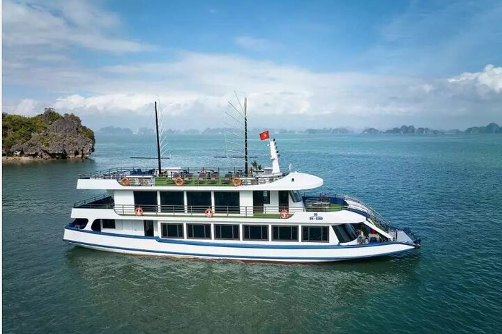 Jewels of The Bay Luxury Day Cruise from Tuan Chau Harbor