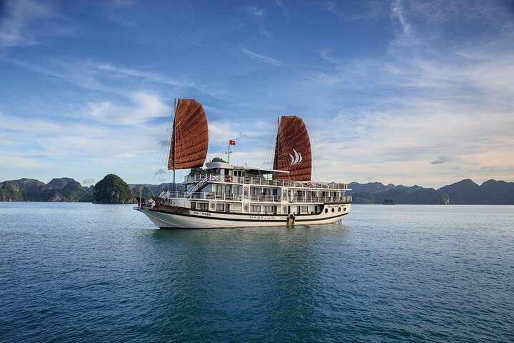 Halong Bay Overnight Cruise from Hanoi by Expressway Transfer Halong Bay Overnight Cruise from Hanoi by Expressway Transfer
