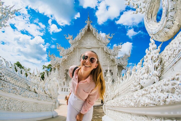 Chiang Rai White Temple Blue Temple and Hill Tribe Village Tour