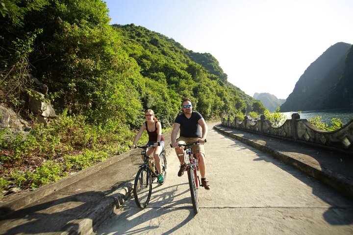 Lan Ha Bay Overnight Cruise: Cat Ba Island, Kayaking and Biking