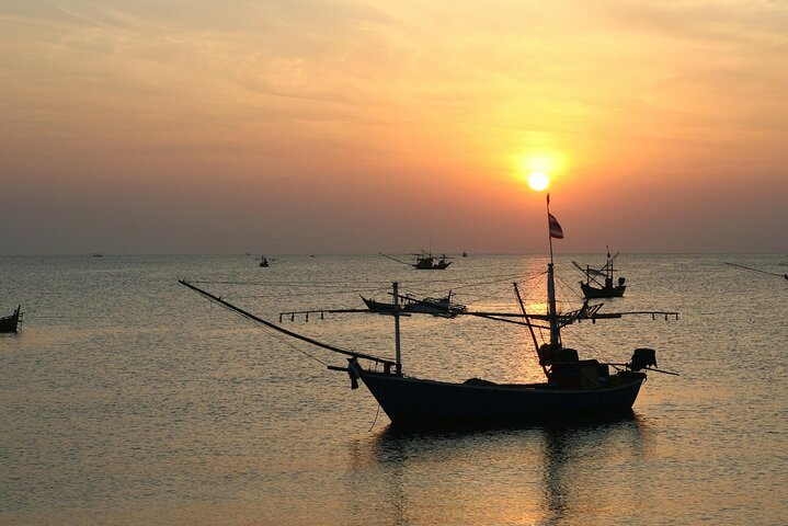 PHU QUOC NIGHT SQUID FISHING BOAT EXPERIENCE