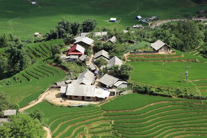 From Hanoi: 2-Day Sa Pa Homestay Trekking Tour by Cabin Bus