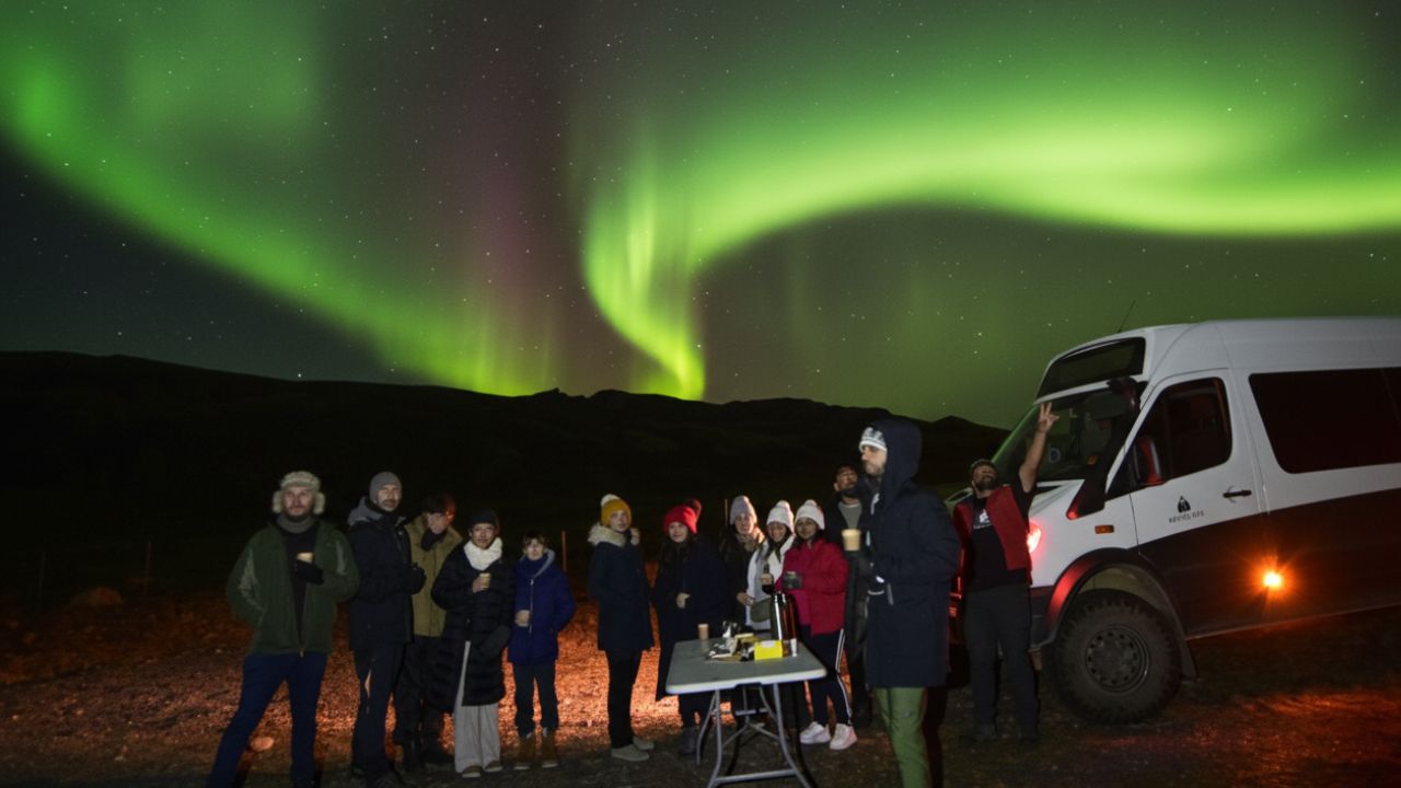 Northern Lights with Photo, Pastries and Hot Cocoa – 4×4 Tour from Reykjavík