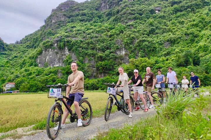 Hidden Gems Ninh Binh Luxury Tour: Tam Coc, Hoa Lu, Local Family