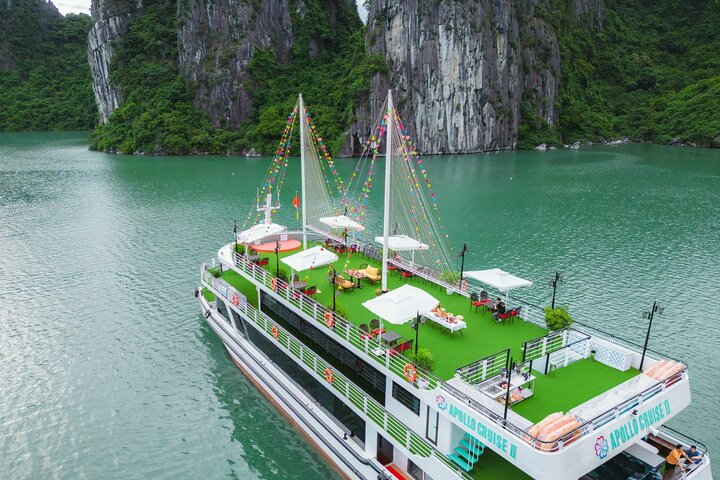 Hanoi : 5 Star Halong Bay Cruise Buffet Lunch,Limousine & Jacuzzi