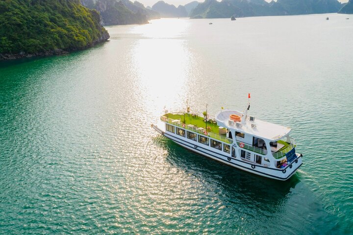 Full Day Halong Bay Luxury Tour – Small Group (All Inclusive)