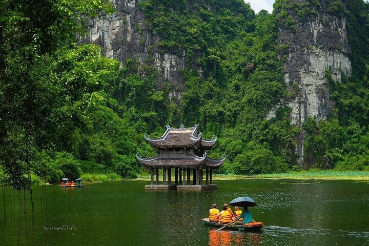 Hanoi: Small Group to Trang An Grottoes, Bich Dong Pagoda, Biking