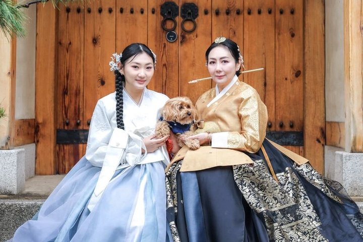 Seoul Hanbok Private Photoshoot in Gyeongbokgung Family or Group