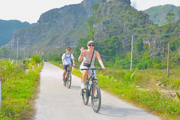 Hanoi: Small Group of 9 to Hoa Lu, Tam Coc, Mua Cave, Local House