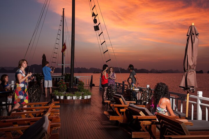 Standard Halong 2 days 1 night – overnight on cruise – Bai Tu Long routine