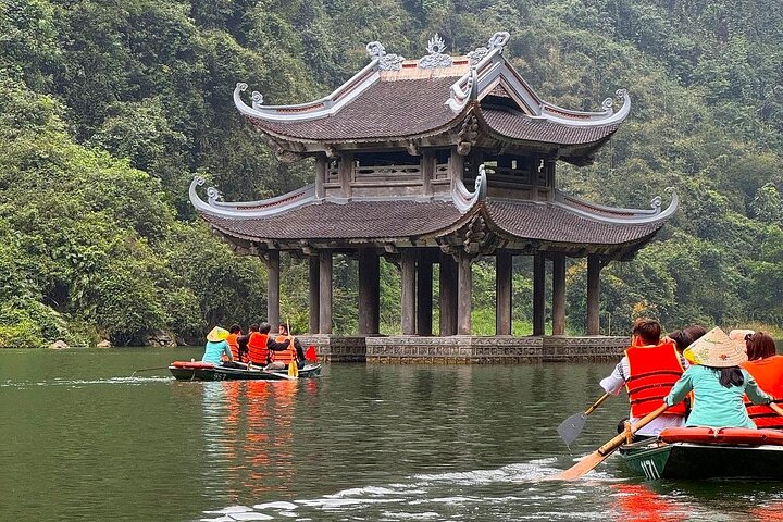 Luxury Small Group Tour Explore Trang An, Hoa Lu, Local Family