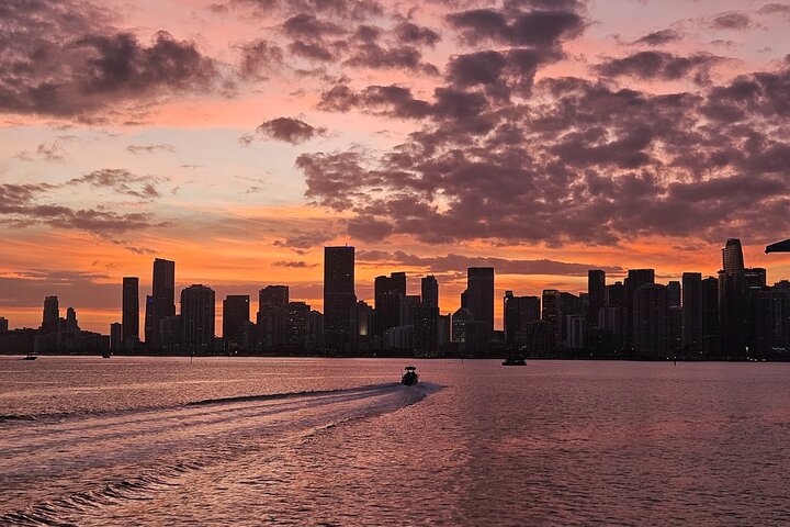 South Beach: Sunset Cruise Millionaire’s Homes and Miami Skyline South Beach: Sunset Cruise Millionaire’s Homes and Miami Skyline