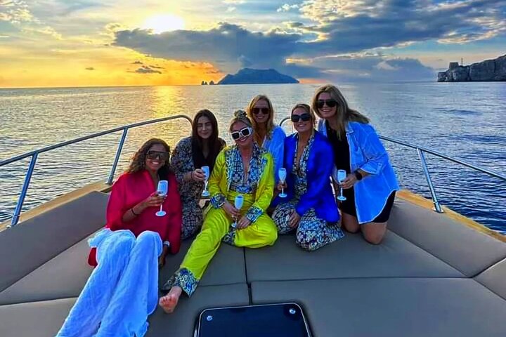 Private 4-Hour Boat Tour to Capri island with limoncello tasting