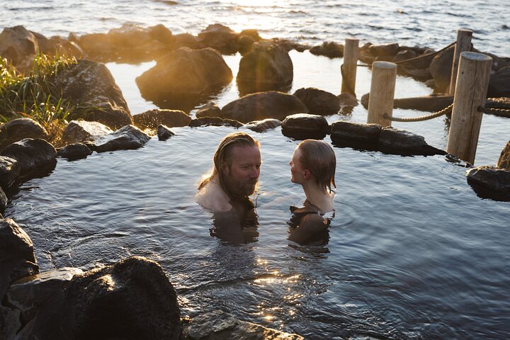 Hvammsvik Hot Springs: Private Round Trip Transfer with 2-Hour Visit